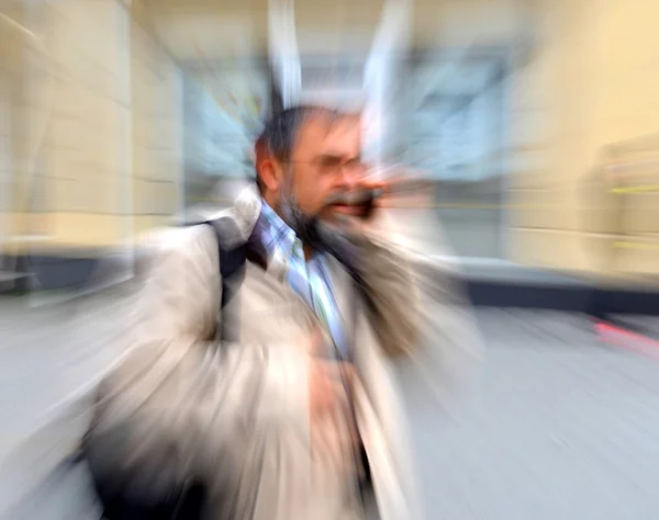 Homem falando em um telefone celular — Fotografia de Stock