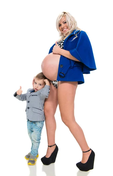 Zwangere vrouw met zoon — Stockfoto