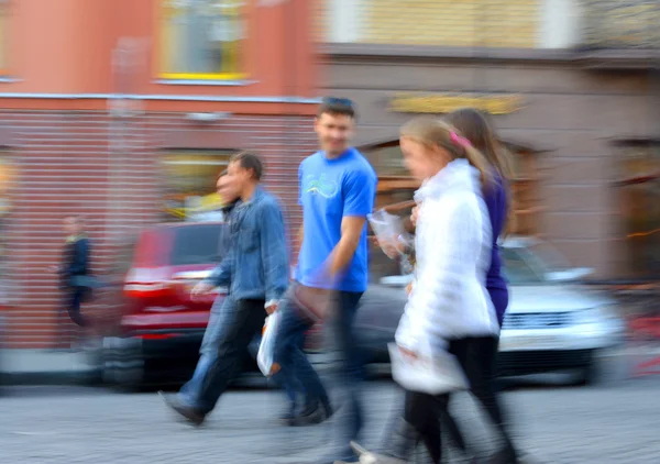 Mensen op stedelijke stad straat — Stockfoto