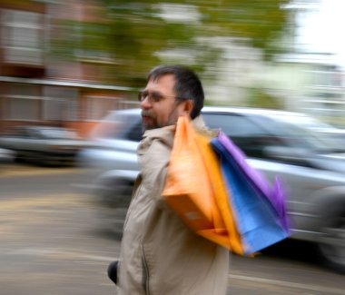 Alışveriş çantalı adam.