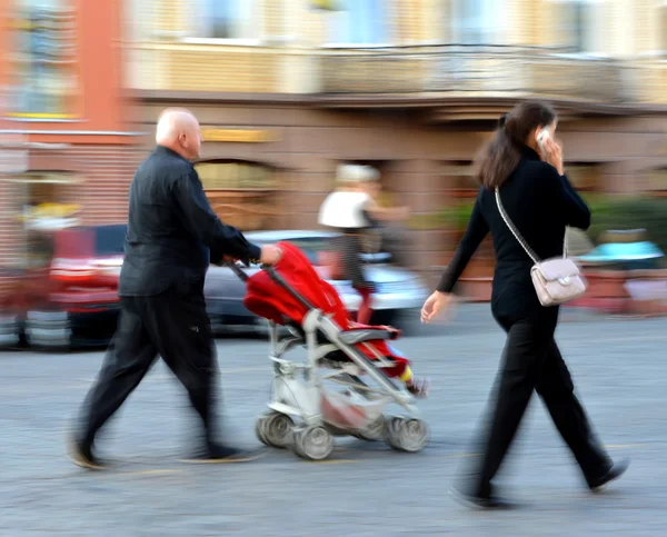 Vater geht mit Kind im Kinderwagen — Stockfoto