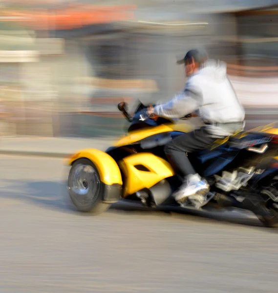 Motociclista em movimento — Fotografia de Stock