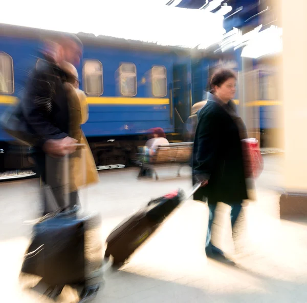 Люди на залізничному вокзалі — стокове фото
