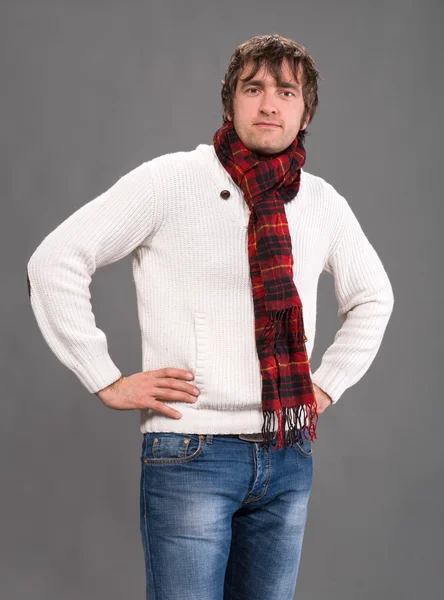 Pohledný muž v svetr a šátek — Stock fotografie