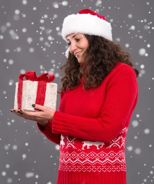 Lachende vrouw in Kerstman hoed — Stockfoto