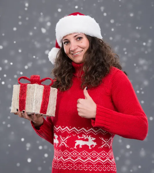 Donna sorridente in cappello di Babbo Natale — Foto Stock