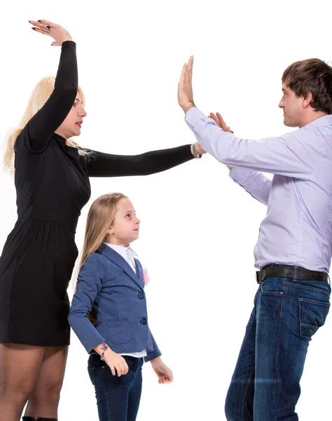 Traurig aussehendes Mädchen mit ihren kämpfenden Eltern — Stockfoto