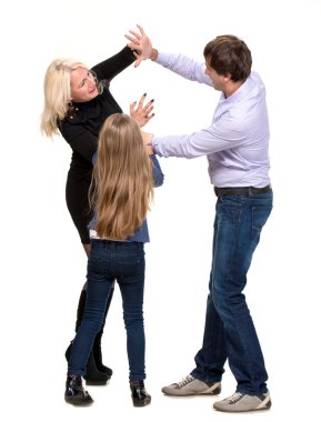 üzgün görünümlü kız mücadele ailesi ile