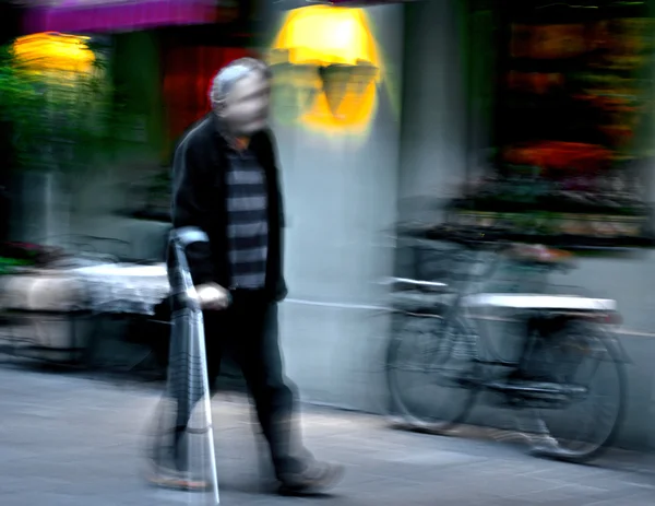 松葉杖をついた老人 — ストック写真