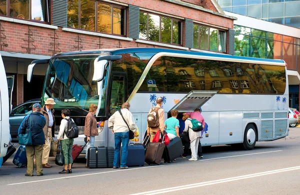 Autobus per il trasporto turistico e gruppo di turisti Immagini Stock Royalty Free