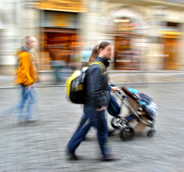 Rodzice spacery z dzieckiem w wózku — Zdjęcie stockowe
