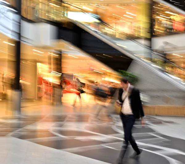 Człowiek w ruchu w nowoczesnym centrum handlowym — Zdjęcie stockowe