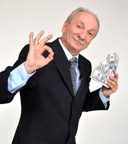 Uomo anziano in possesso di dollari — Foto Stock