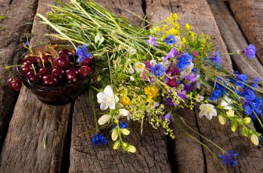 kiraz ve taze çiçekler ile natürmort
