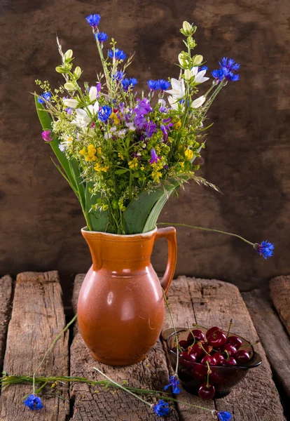 さくらんぼと新鮮な花の静物 — ストック写真