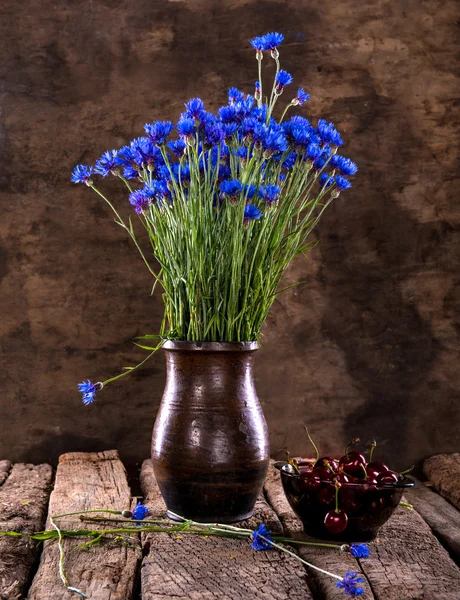 꽃병에 체리 블루 cornflowers와 정 — 스톡 사진