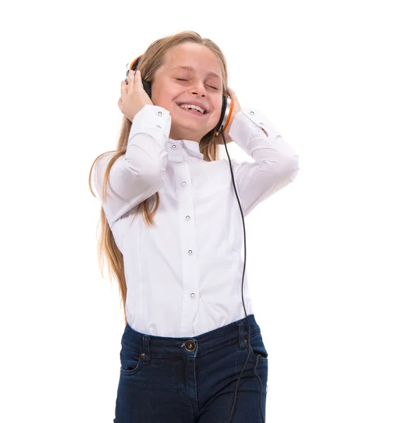 Bambina in cuffia ascoltando musica — Foto Stock