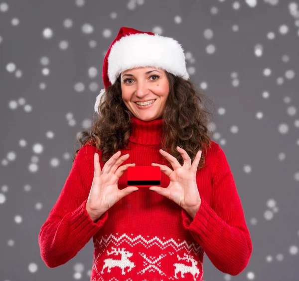 Femme souriante dans santa chapeau carte de crédit — Photo