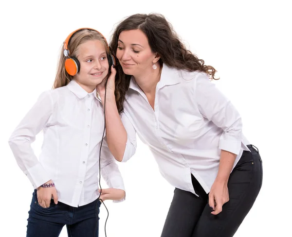 Malá holčička v sluchátka a její matka — Stock fotografie