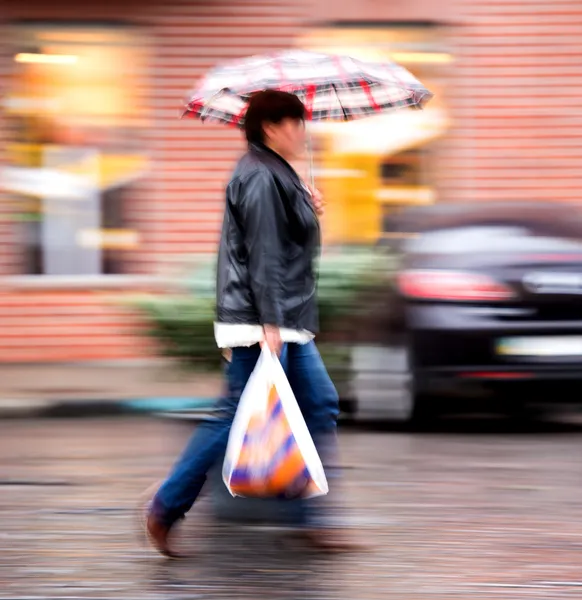 雨の日に、通りを歩いて女性 — ストック写真