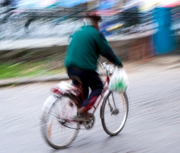 Homme à vélo dans la ville — Photo