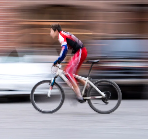 Hombre en bicicleta en la ciudad — Foto de Stock
