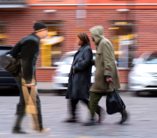 Gente per le strade della città — Foto Stock