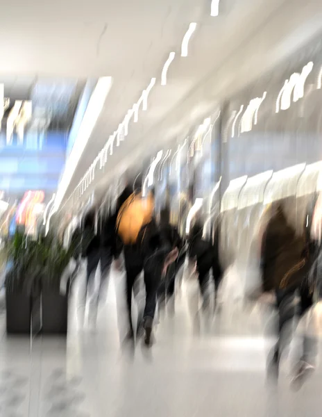 Силуэты людей в торговом центре — стоковое фото