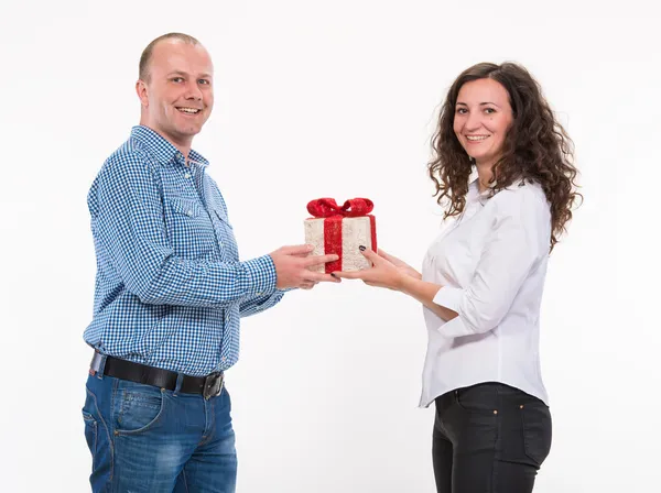 Lachende paar met een doos van de gift — Stockfoto