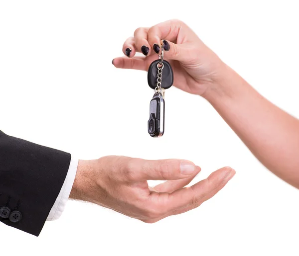 Mano femenina dando la llave del coche a mano masculina — Foto de Stock