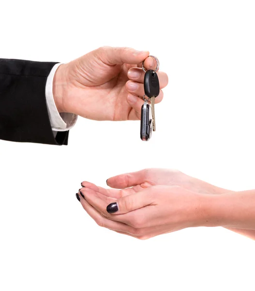 Tangan laki-laki memberikan kunci mobil tangan perempuan — Stok Foto