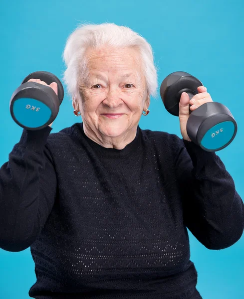 Mulher velha feliz fazendo treinamento de fitness com halteres — Fotografia de Stock