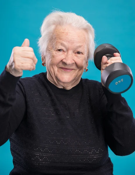 Mutlu yaşlı kadın fitness eğitimi dumbbells ile yapma — Stok fotoğraf