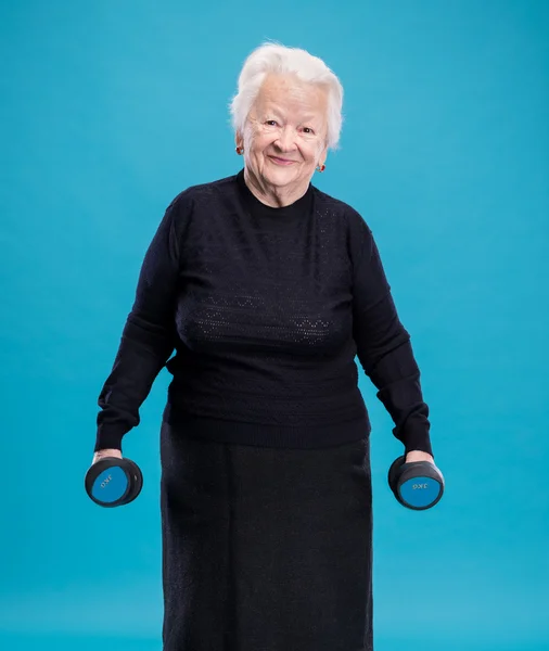 Feliz anciana haciendo entrenamiento de fitness con pesas — Foto de Stock