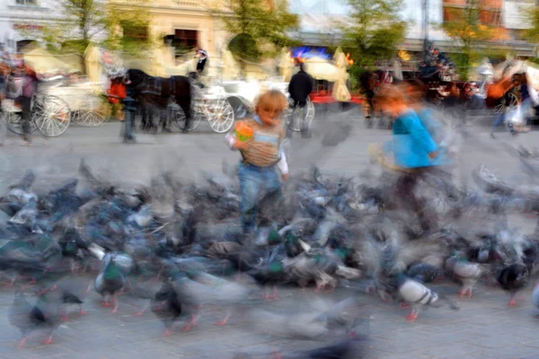 Děti si hrají s holubicemi — Stock fotografie