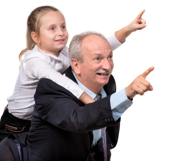 Retrato de uma menina desfrutando de passeio de piggyback com sua grandiosa — Fotografia de Stock