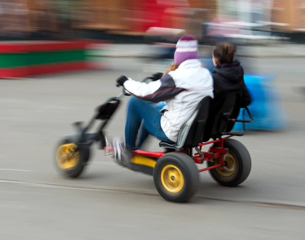 Coppia cavalcando un triciclo — Foto Stock