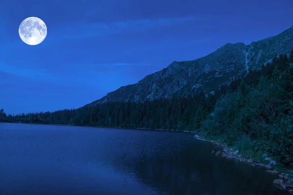 Prachtige lake strbske pleso — Stockfoto