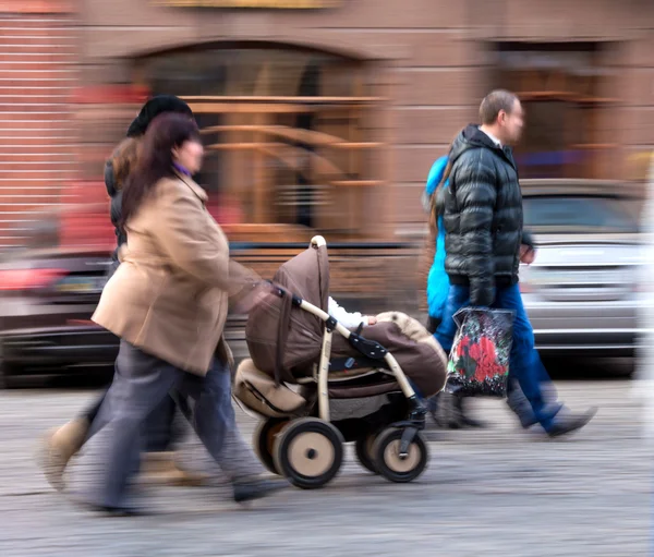 Ludzie na ulicach miasta — Zdjęcie stockowe