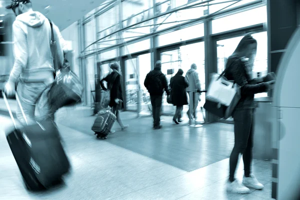 Mensen silhouetten in shopping mall — Stockfoto