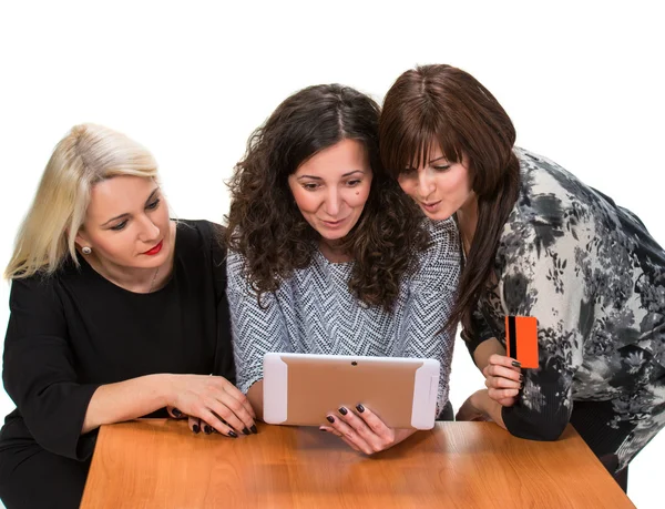 Drei lächelnde Frauen mit Tablet-PC — Stockfoto