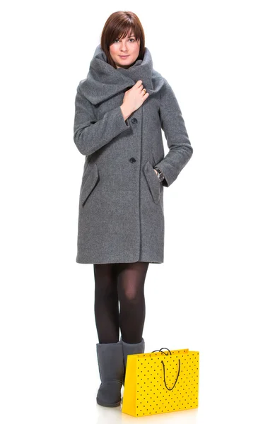 Mulher bonita de casaco com sacos de compras — Fotografia de Stock
