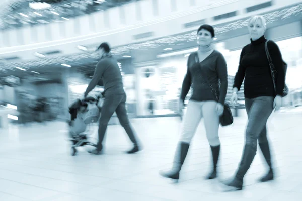 Mensen in het winkelcentrum — Stockfoto