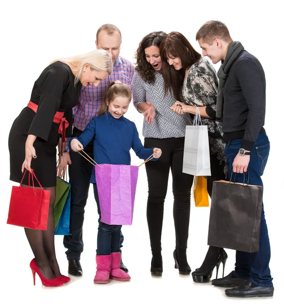 Grupo feliz de pessoas de compras segurando sacos — Fotografia de Stock