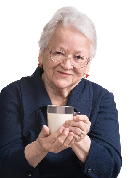 Velha mulher saudável segurando um copo de leite — Fotografia de Stock