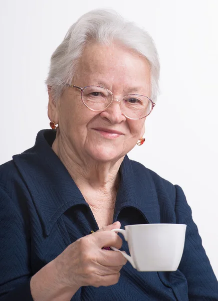 커피 또는 홍차 컵을 즐기는 늙은 여자 — 스톡 사진