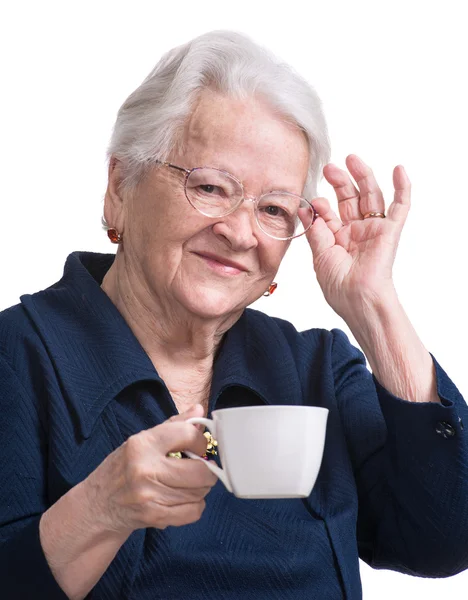 Vieja disfrutando de café o taza de té — Foto de Stock