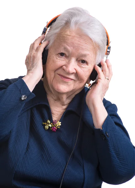 Vecchia donna che ascolta musica in cuffia — Foto Stock