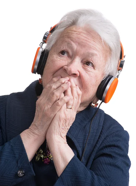 Mulher velha ouvindo música em fones de ouvido — Fotografia de Stock