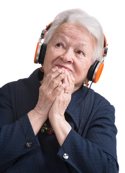 Vecchia donna che ascolta musica in cuffia — Foto Stock